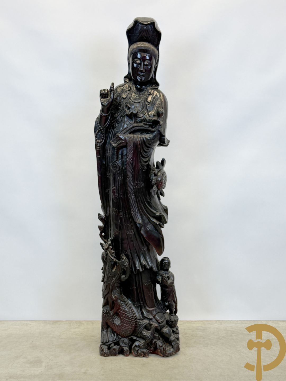 Aziatische houtsculptuur van Guanying met lotusbloem en drakenfiguur aan de voet