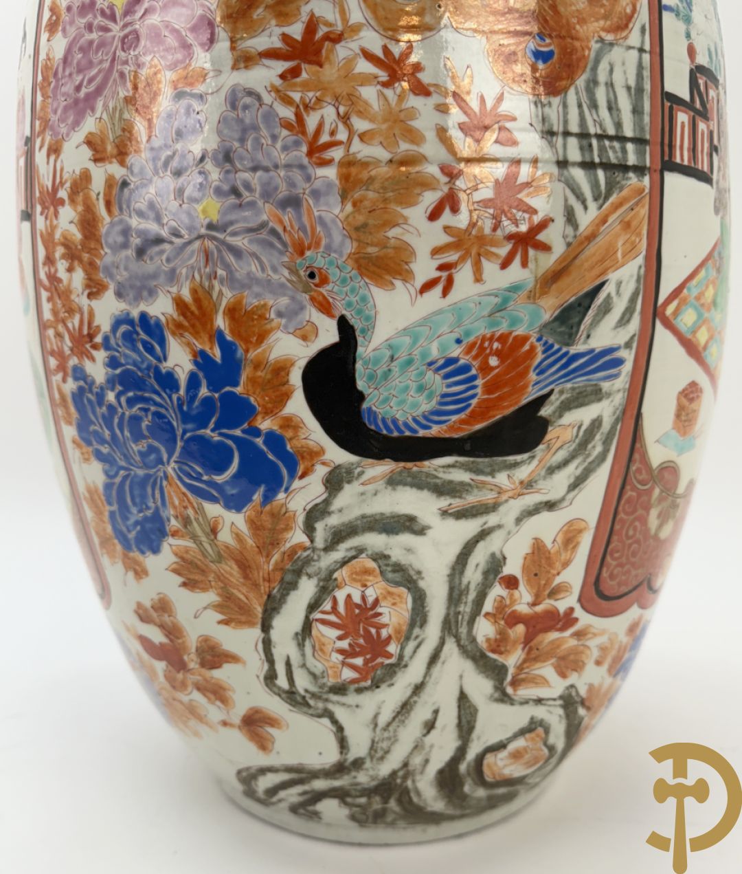 Paar Japanse porseleinen waaiervazen met bloemen en geanimeerd decor