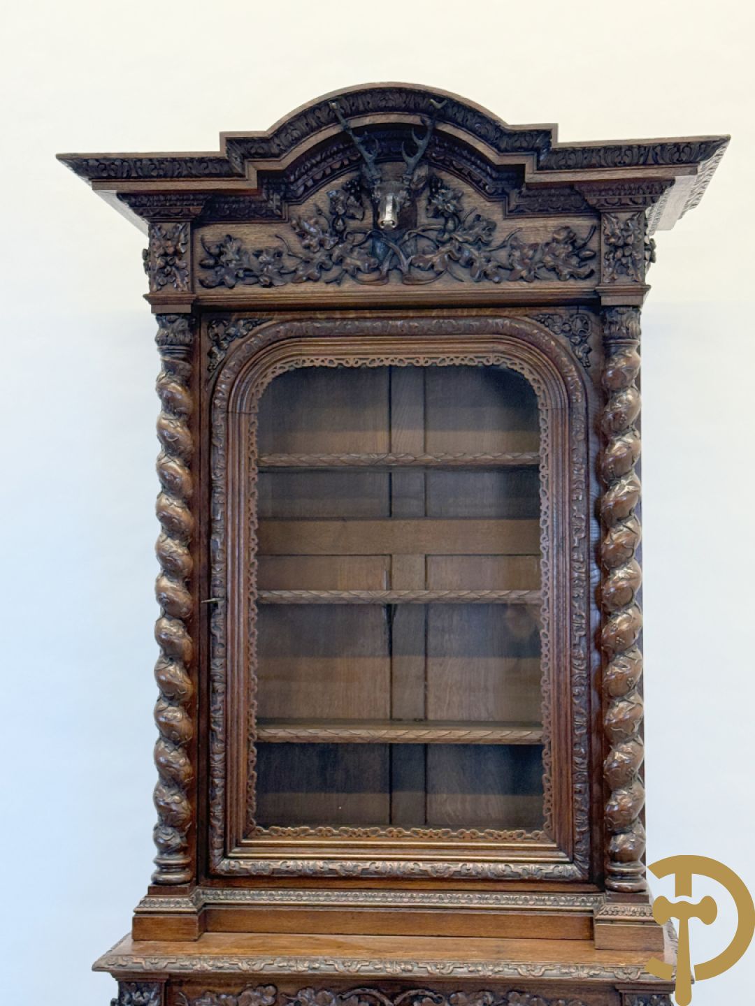 Massief eiken jacht deux-corps, bovenaan met vitrine, zijdelings met getorste zuilen, onderaan met sculptuur van everzwijn en eikebladranken