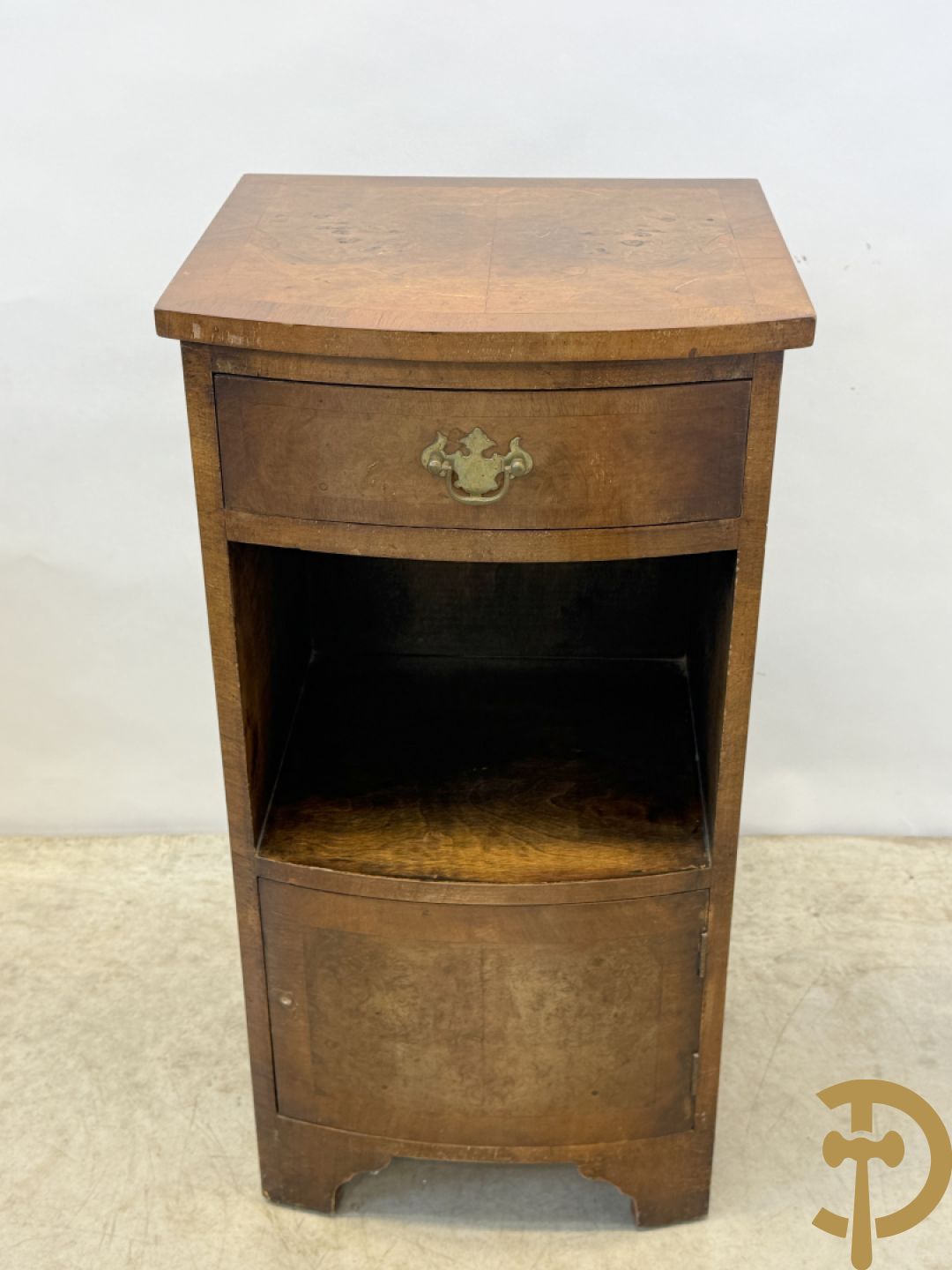 2 Engelse wortelnotehouten nachttafels met koperen trekkers