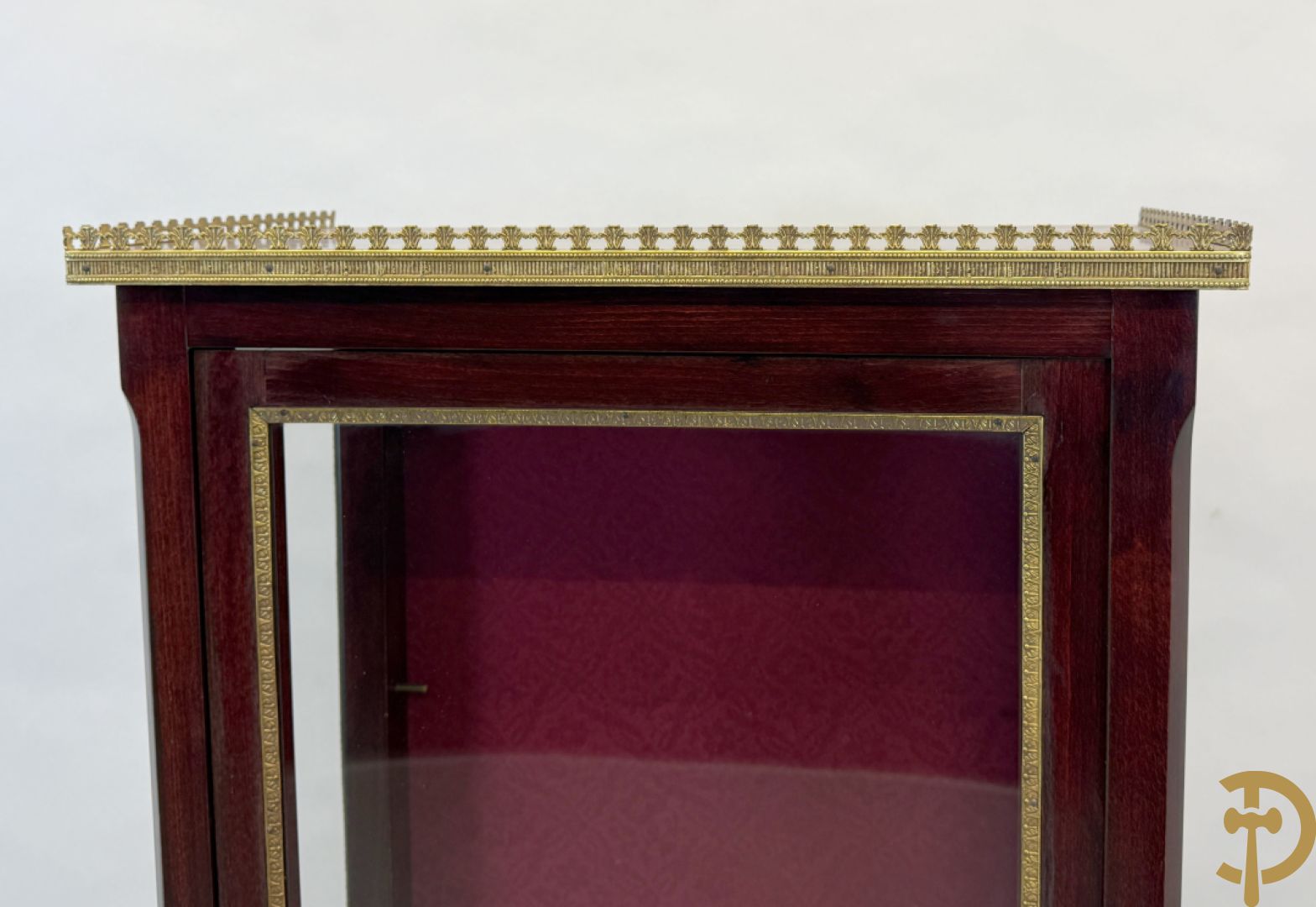 Notelaren vitrine met bloemenmarketterie en bronzen gallerij