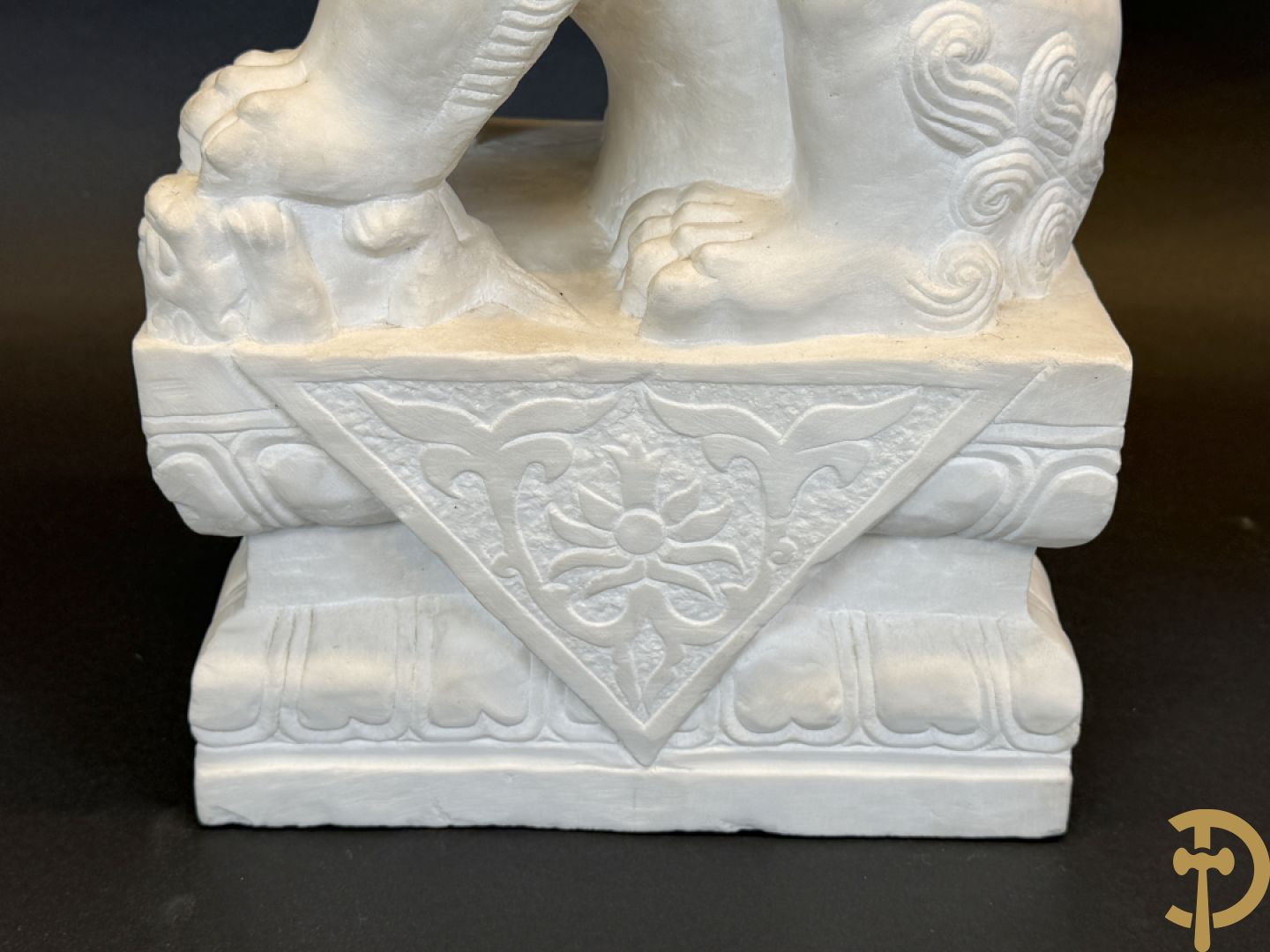 Paar handgesculpteerde marmeren fo-honden