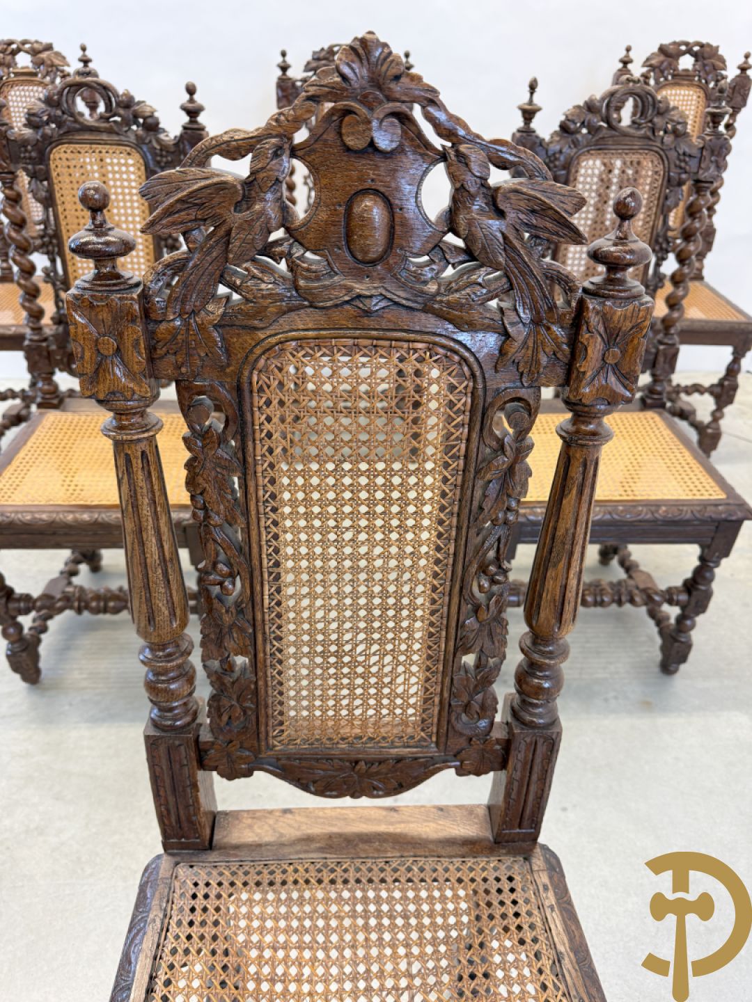 Eiken ovale jachttafel met 4 verschillende dieren + zes stoelen met canage op getorste poten (verschillende modellen)