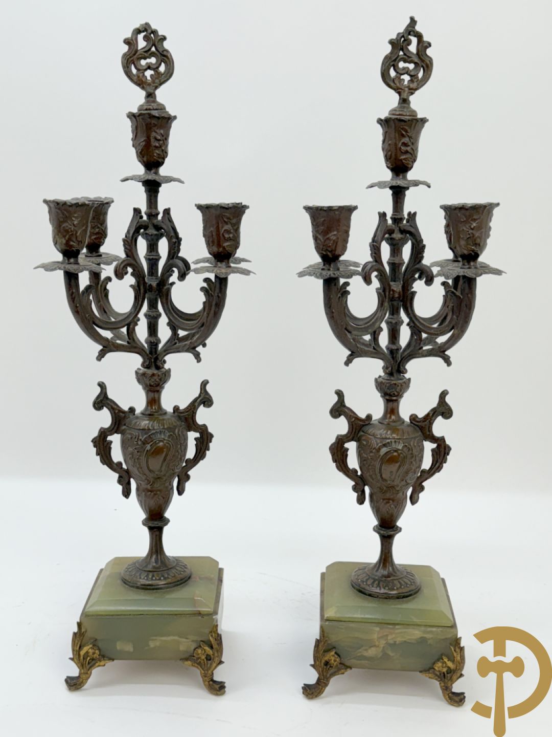 Driedelige zamak garnituur met dame Pavot met bloemen op uurwerk, Rucho getekend, geflankeerd door paar kandelaars