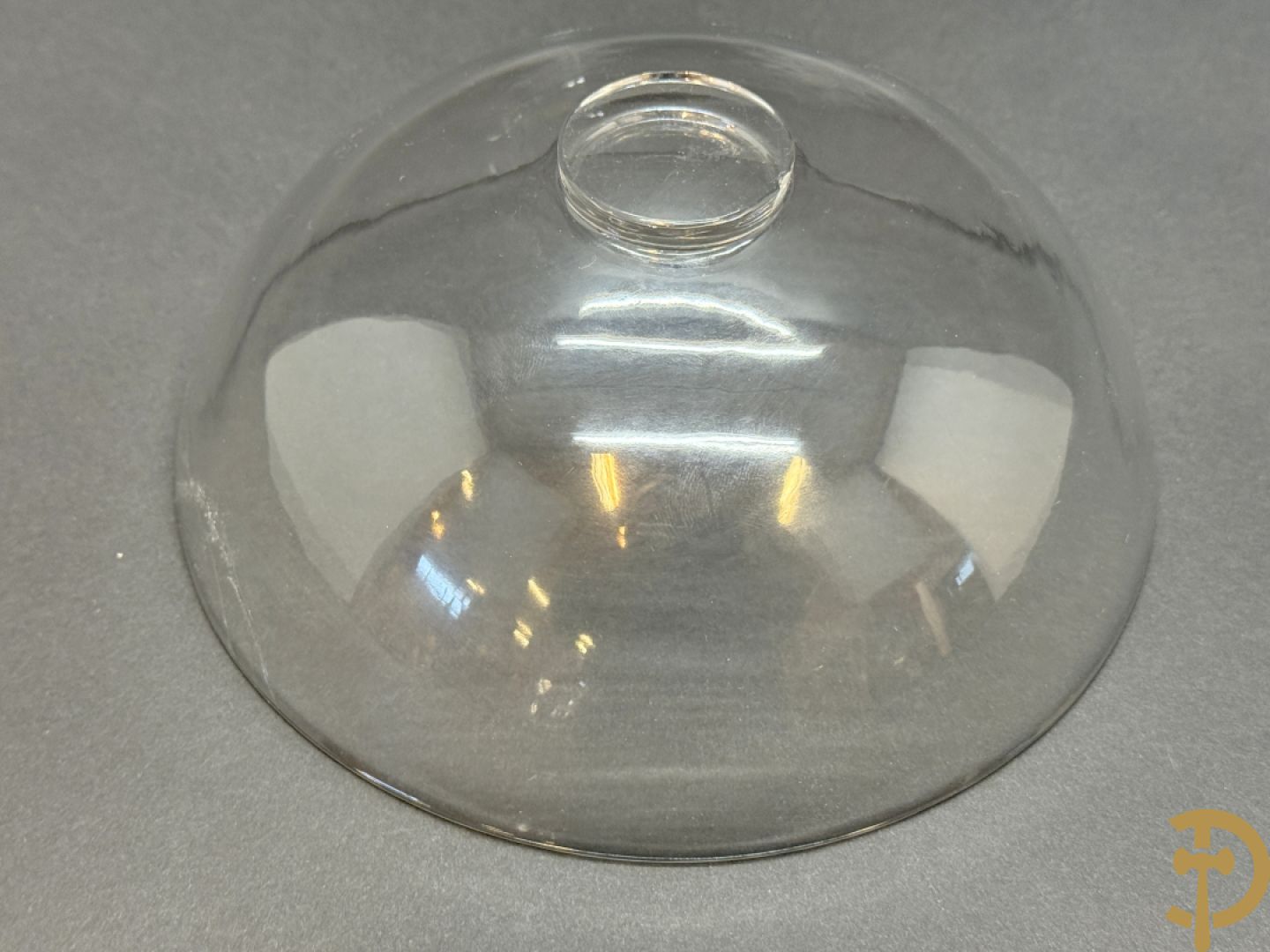 Wolf Helmut (getekend onderaan) Gepolierde schaal/bowl van doorschijnend bergkristal met rechte rand (scherfje aan voet) onder getekend WOLF H. (Steinbildhauer, Edelsteingestalter, aus Kirschweiler, Idar-Oberstein),