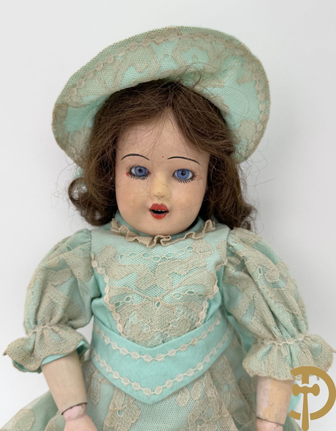 Oude pop met papier maché ledematen, gemerkt K R36/.728 + oude pop met papier maché ledematen en kantelbare oogjes + oude pop in papier maché, gemerkt Unis France 301 + oude pop in papier maché, onleesbaar gemerkt + hedendaagse pop met porseleinen ledematen + losse kleertjes