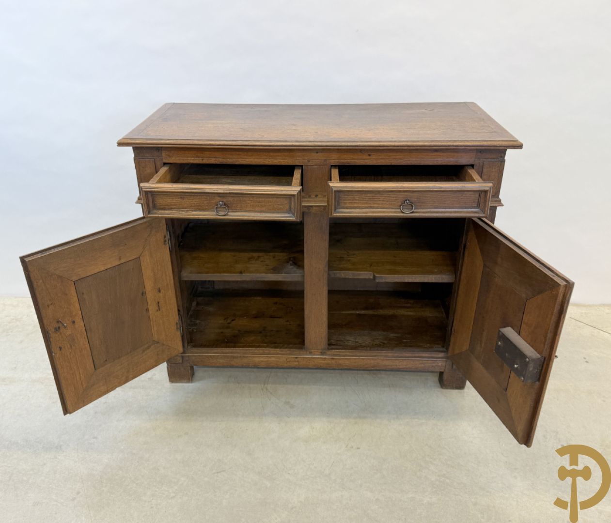 Massief eiken tweedeursdresse met 2 lades en panelen in de deuren, Louis XIII, 18e