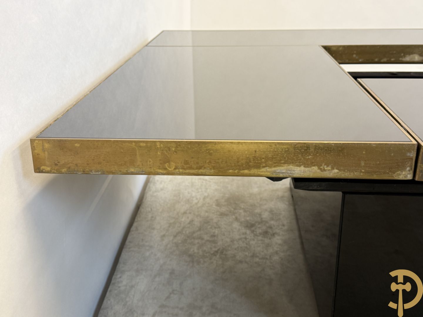 Vintage zwarte salontafel Belgo Chrom met koperomranding en open schuifbare middenpartij - centraal met bar