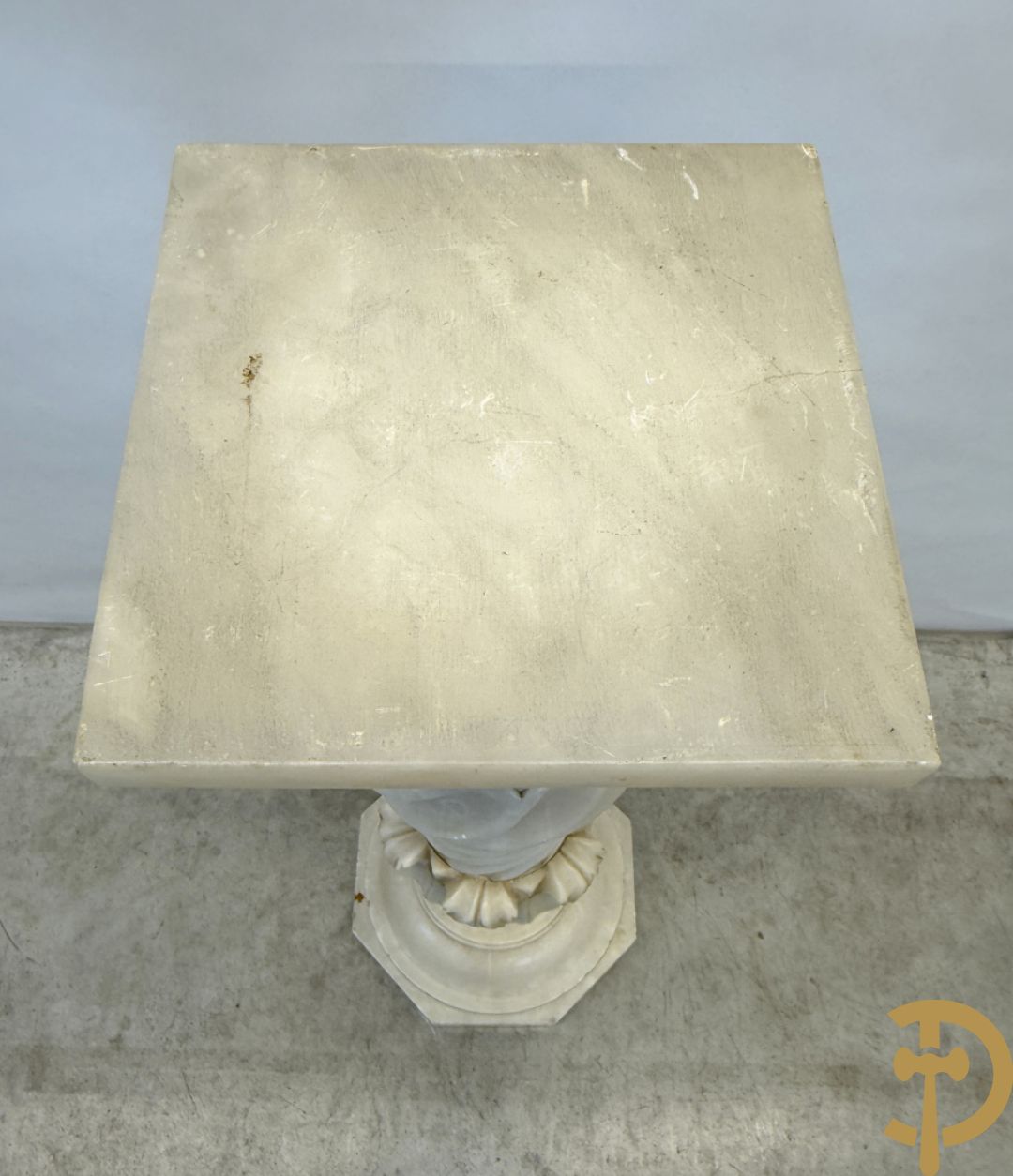 Getorste albast zuil met accanthusranken met draaibare plateau op achthoekige basis