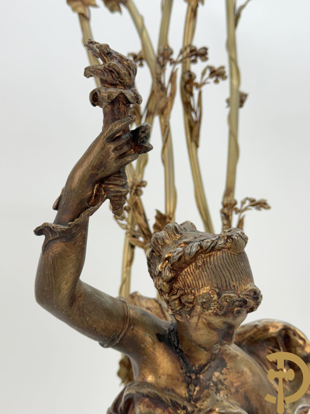 POITE getekend - Vuurverguld bronzen beeld van dame met kinderen houdende een toorts, achteraan 5 lichtpunten