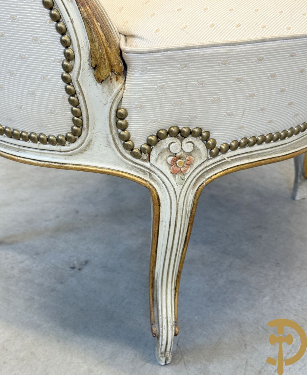 Paar wit gemonochromeerde Louis XV bergères