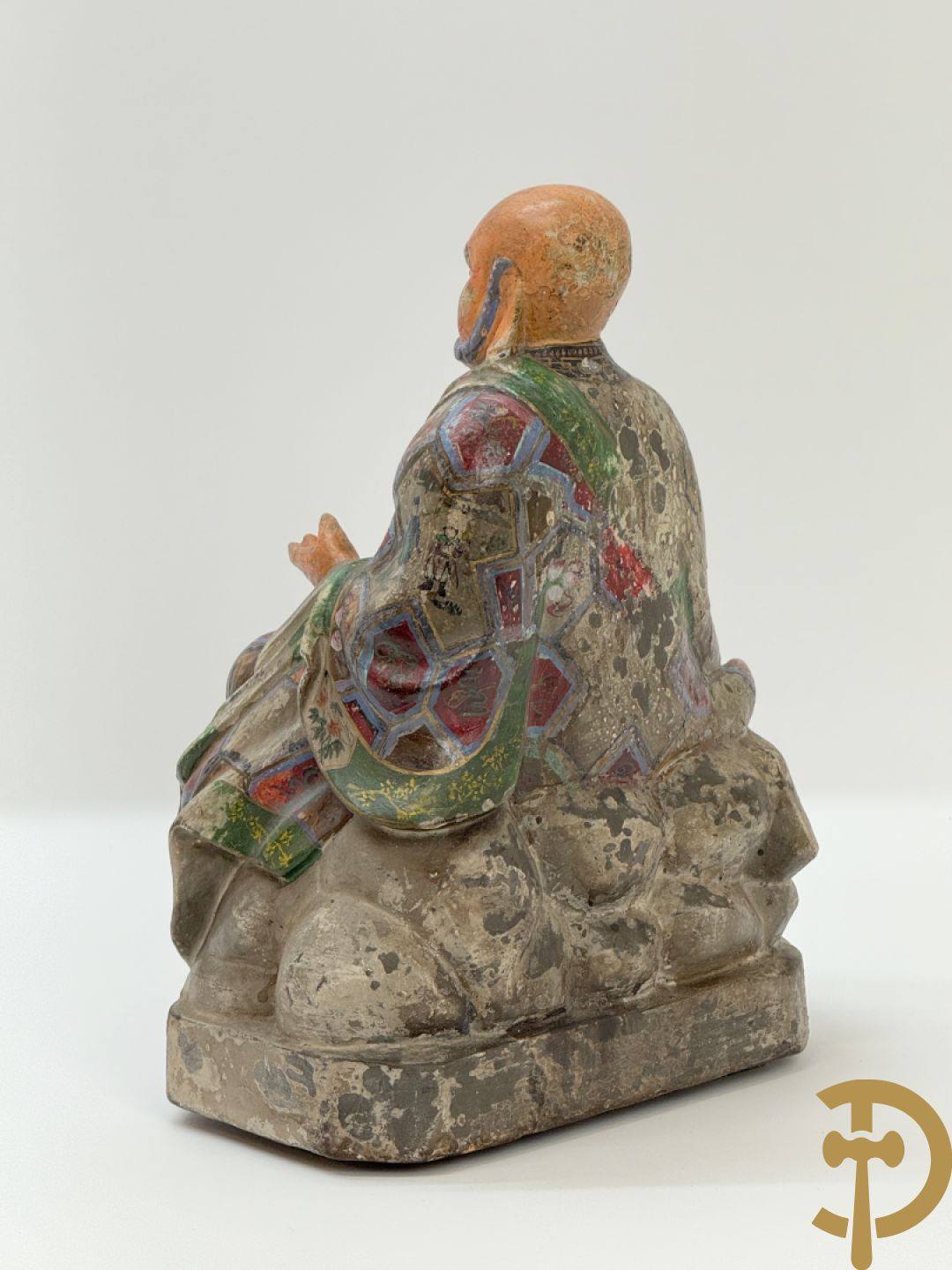 Houtgesculpteerde en gepolychromeerde zittende Aziatische wijsgeer