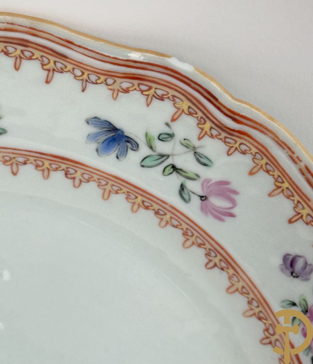 Negen Famille rose bordjes w.o. zes plat gekartelde, 1 diep gekartelde en 2 vlakke met bloementaferelen