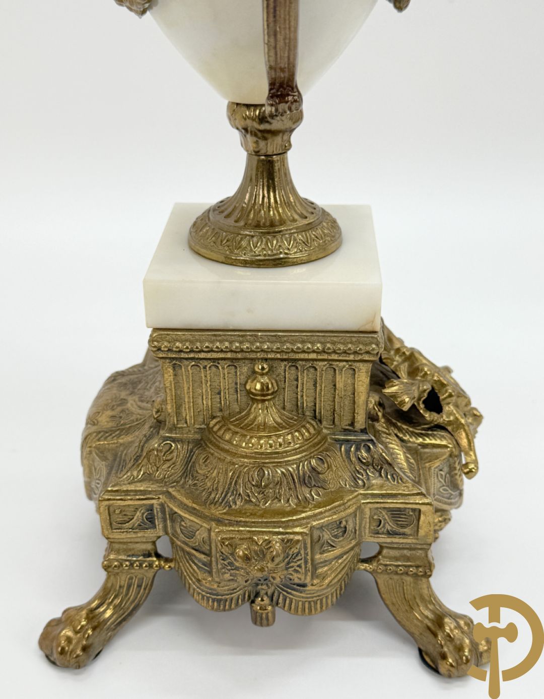 Driedelige koperen garnituur, centraal met harp geflankeerd door paar cupido