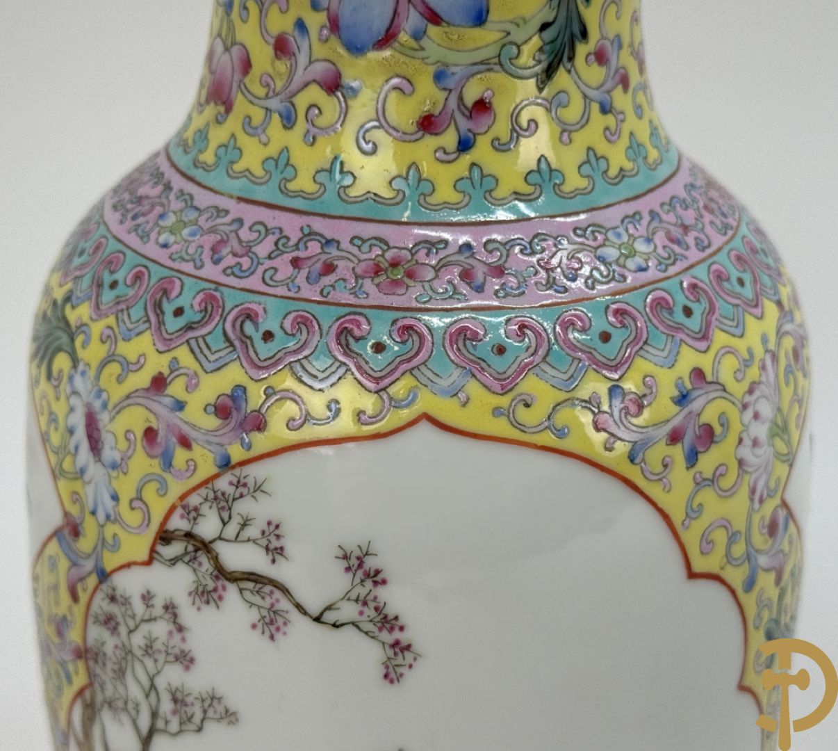 Chinese porseleinen rolvaas met damesdecor, getekend + Chinese porseleinen republieksvaas met damesdecor