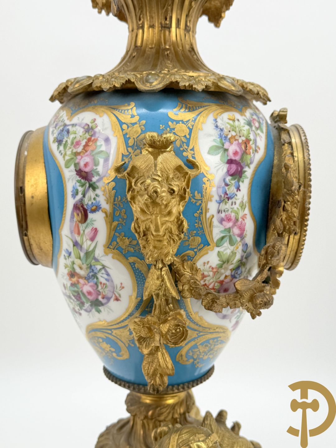 Driedelige bronzen Franse garnituur bezet met cupido