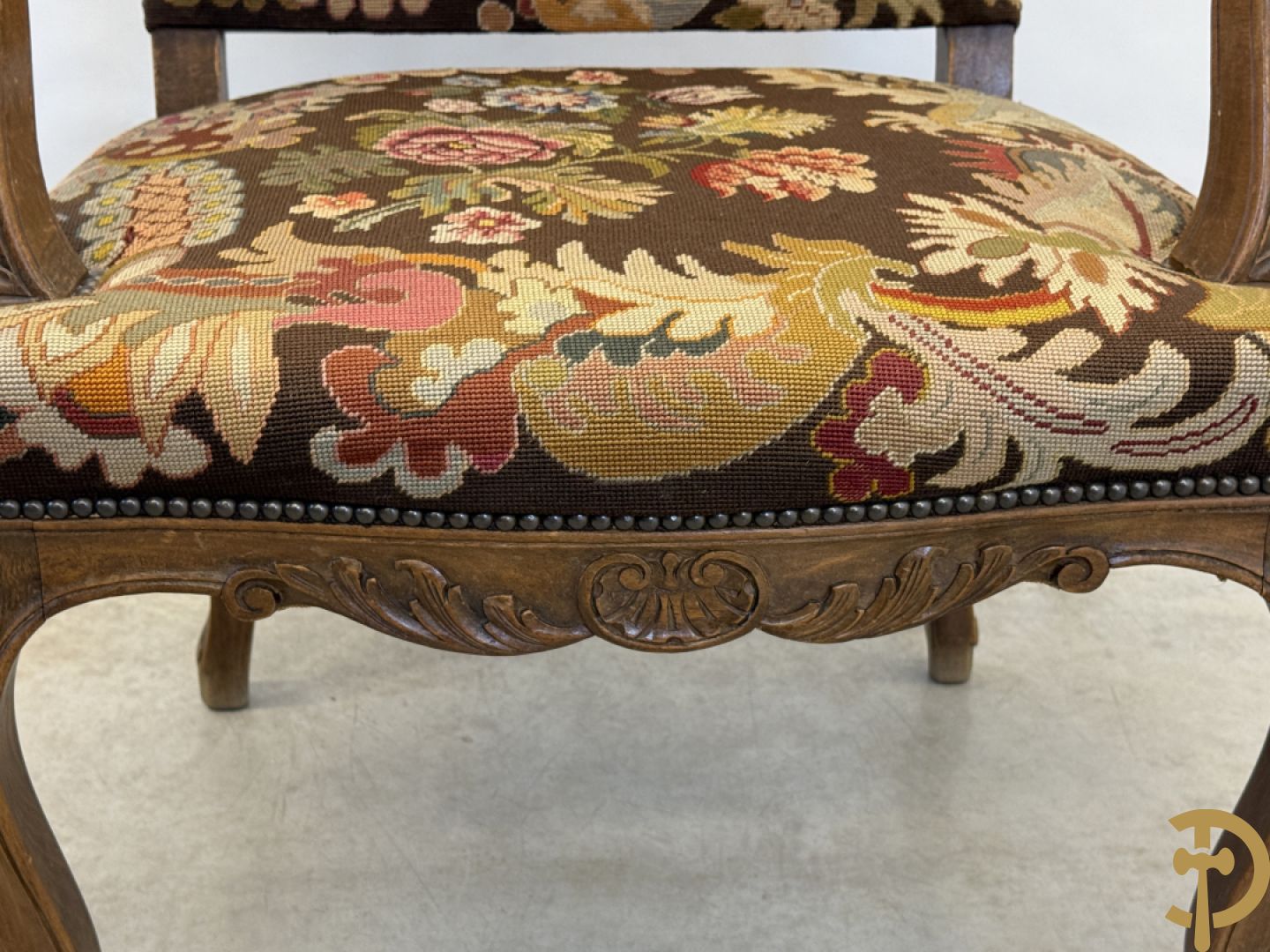 Armzetel Louis XIV met petit points + voetbankje