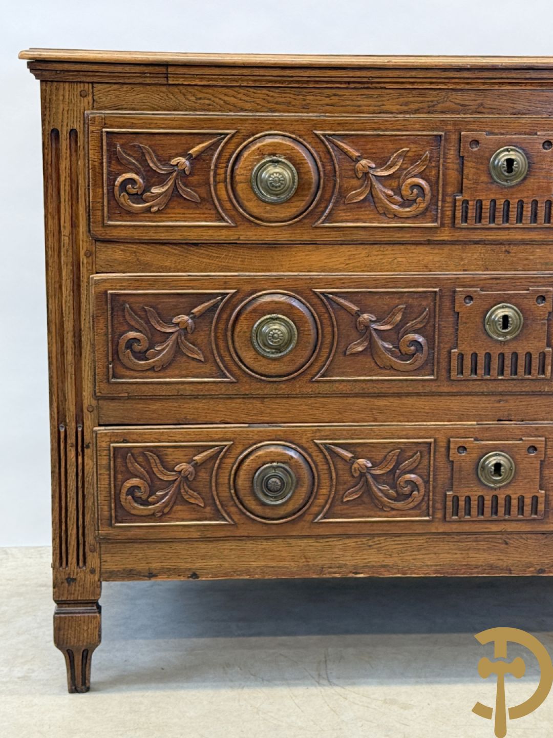 Massief eiken Louis XVI drieladencommode met gepanneleerde zijkanten en accanthusranken in de lades