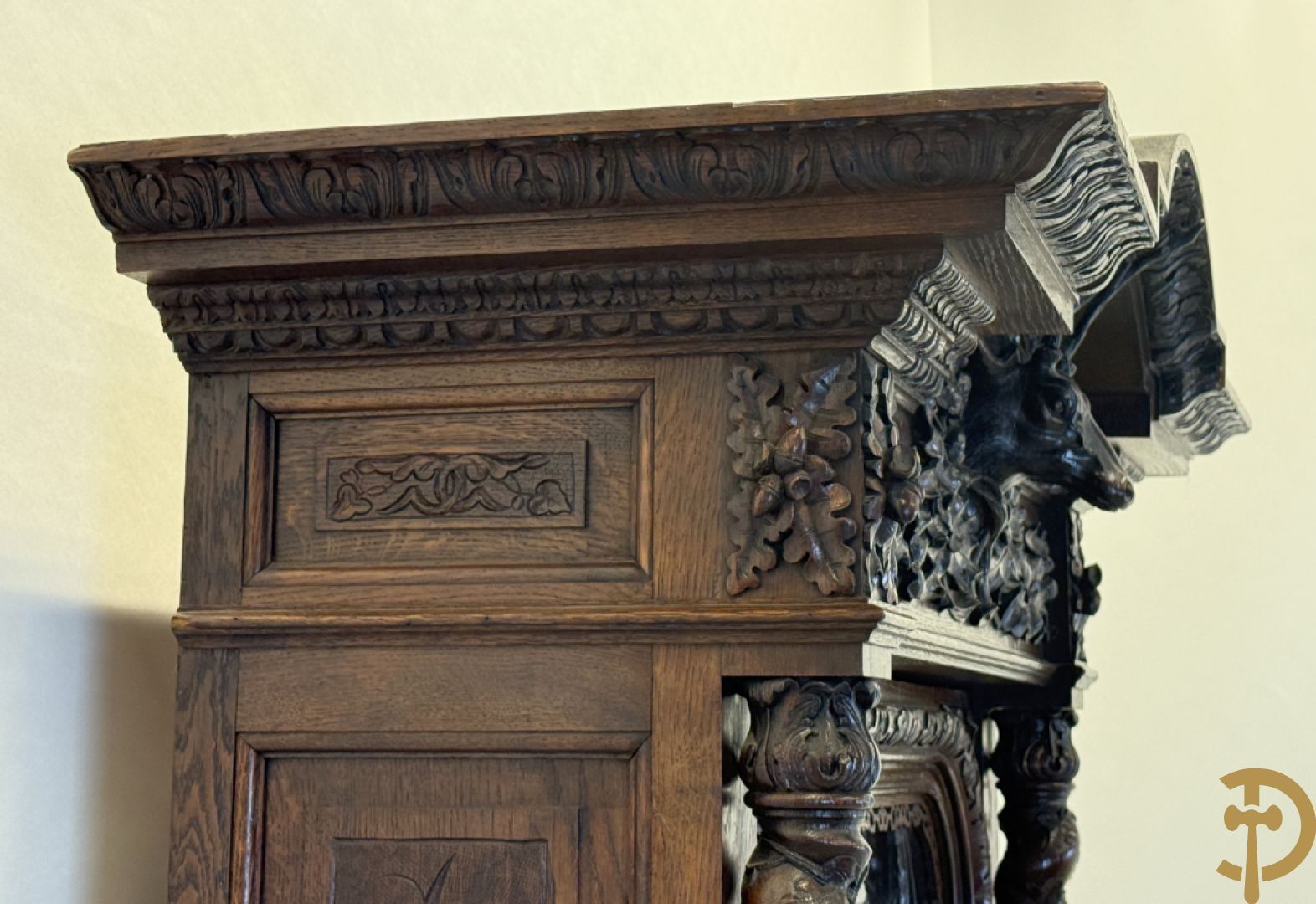 Massief eiken jacht deux-corps, bovenaan met vitrine, zijdelings met getorste zuilen, onderaan met sculptuur van everzwijn en eikebladranken