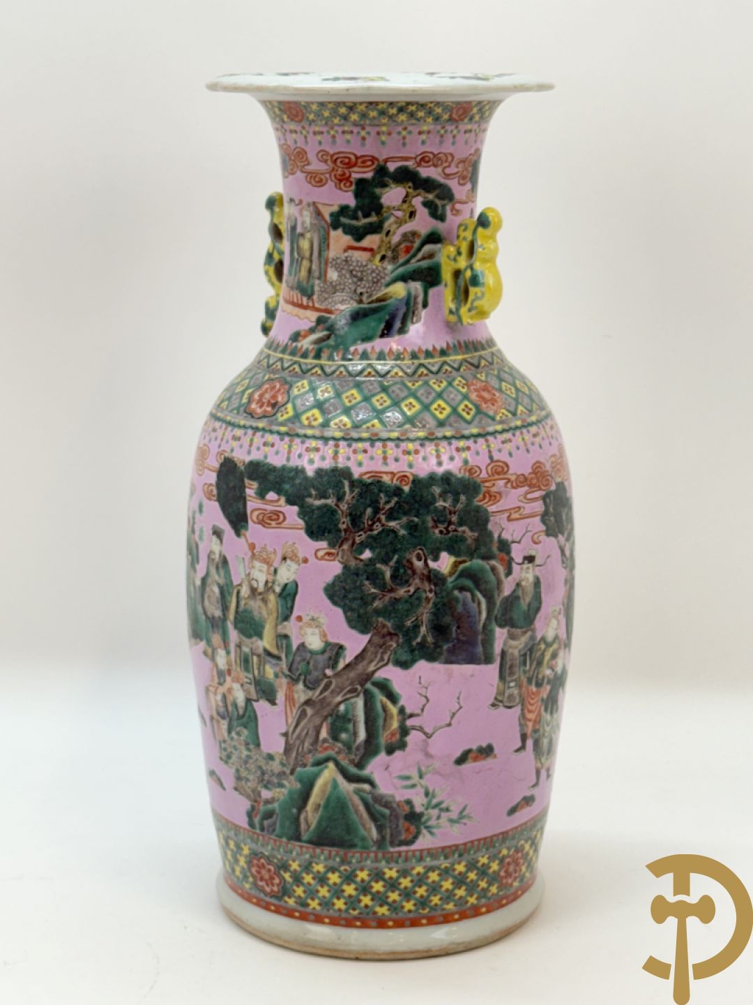 Chinese porseleinen meerkleurige vaas met decor van wijsgeren in landschap