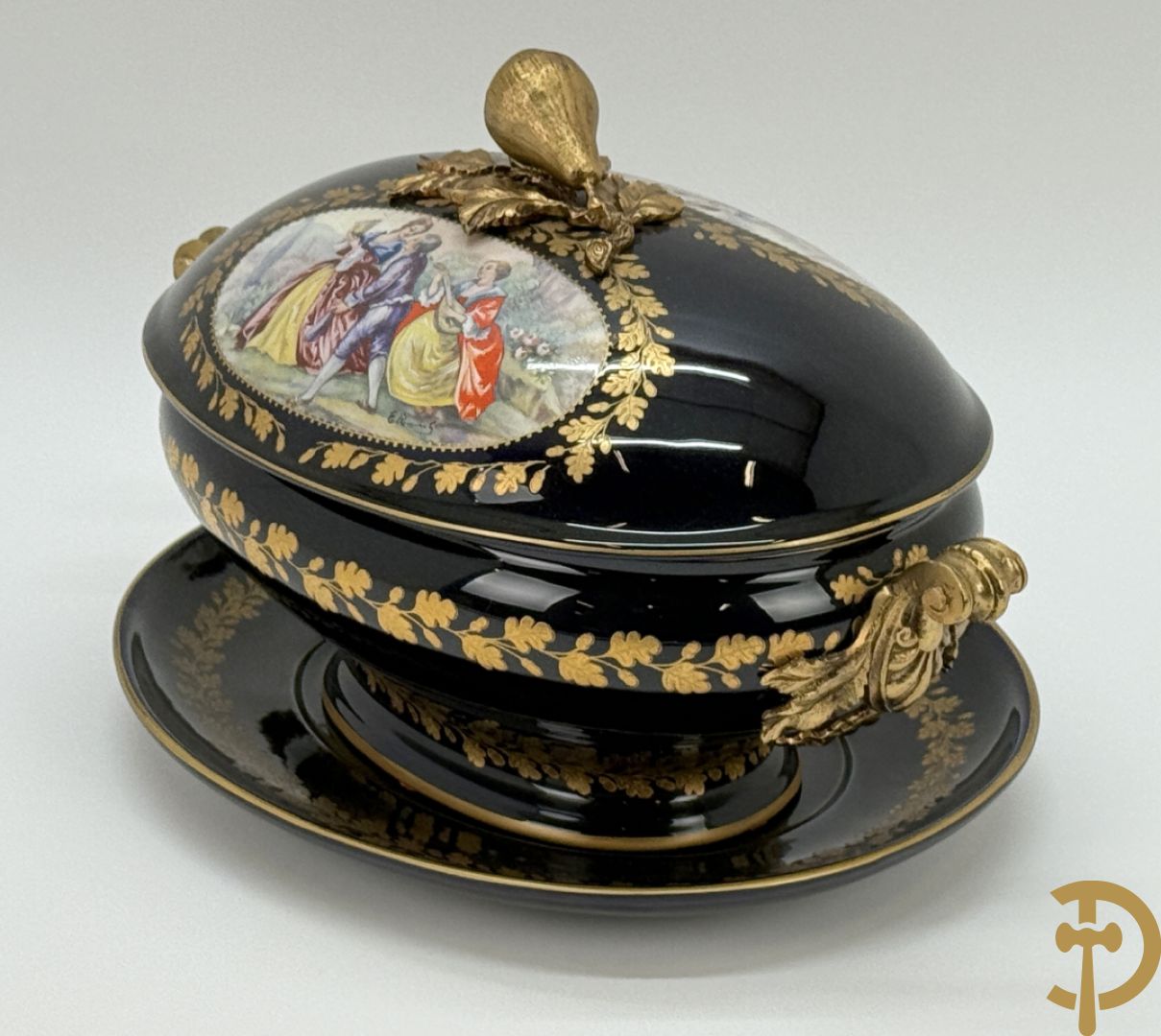 ROULI E. getekend, donkerblauwe Sèvres stijl coupe met deksel op onderschaal en bezet met bronzen ornamenten, gemerkt ACF onderaan