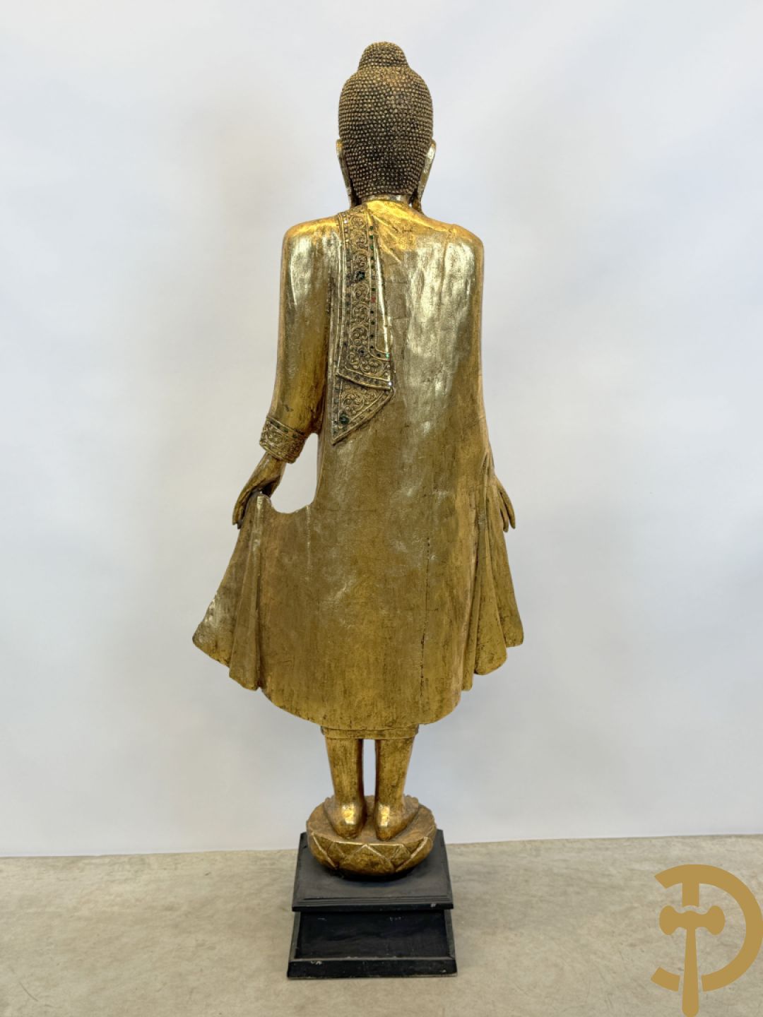 Vergulde houtgesculpteerde staande boedha bezet met spiegeltjes, op sokkel