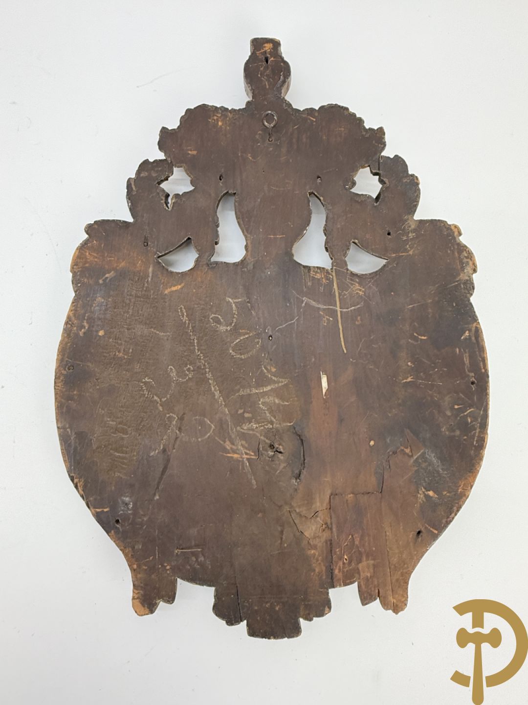 Houtgesculpteerd wapenschild met cartouche bovenaan en embleem met kannen en harp