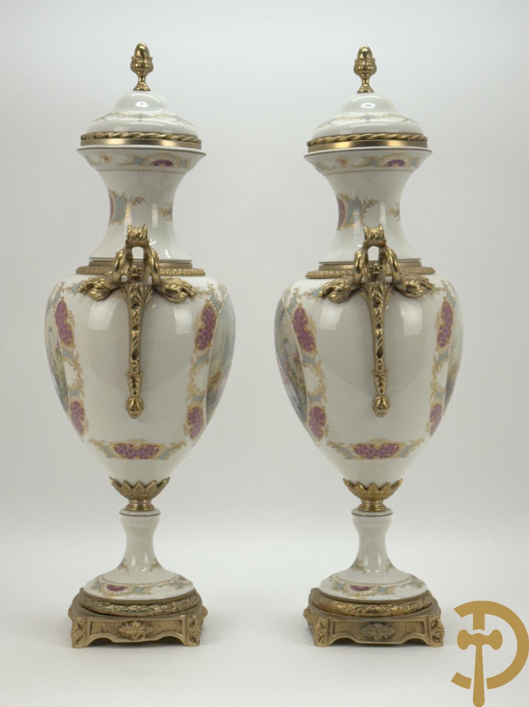 Paar porseleinen Sèvres stijl dekselpotiches met dubbel bedrukt romantisch decor en bezet met bronzen ornamenten