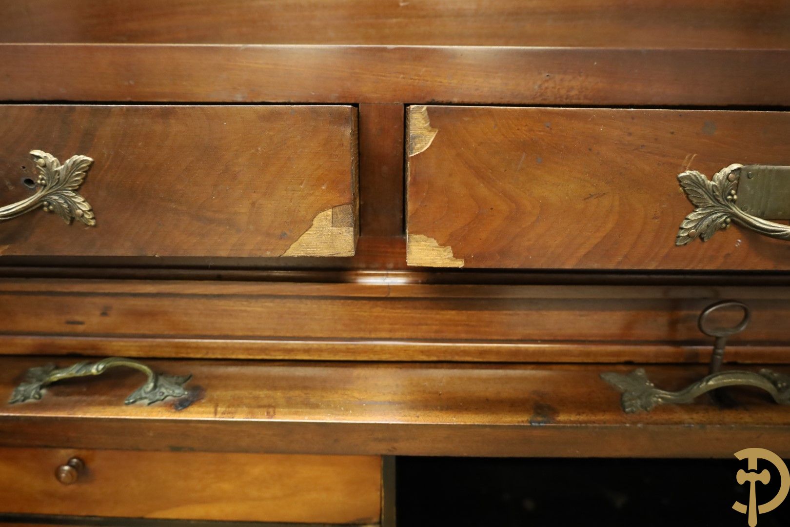 Imposant notelaren cilinderbureau met bovenbouw met ingemaakte lades, cilinderklep en uittrekbaar schrijfblad - drie deuren onderaan - 19e