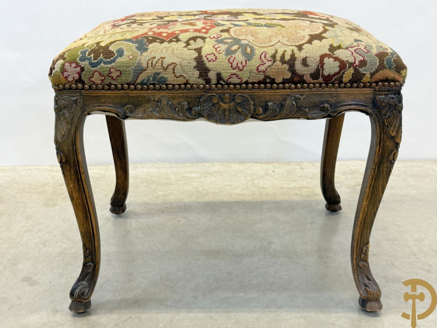 Armzetel Louis XIV met petit points + voetbankje