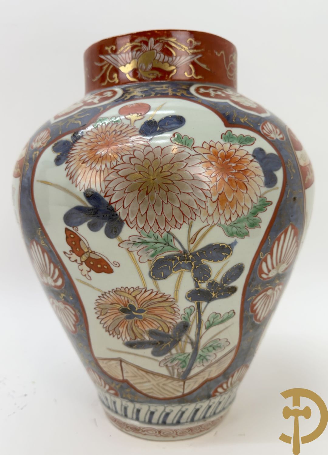 Japanse imari dekselpotiche met rood/blauw decor van bloemen in cartouches