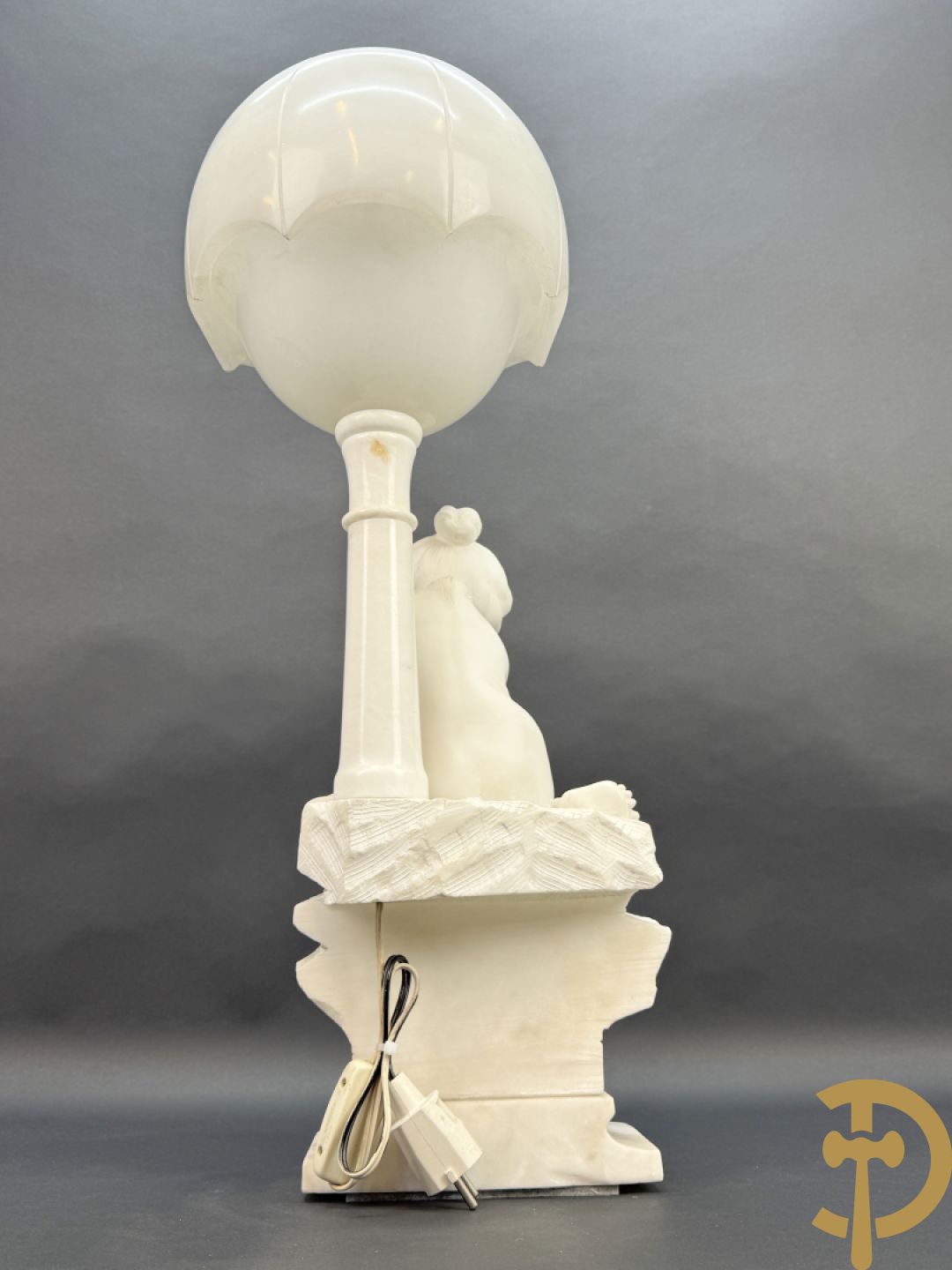 Albast beeld met meisje met poes en lamp