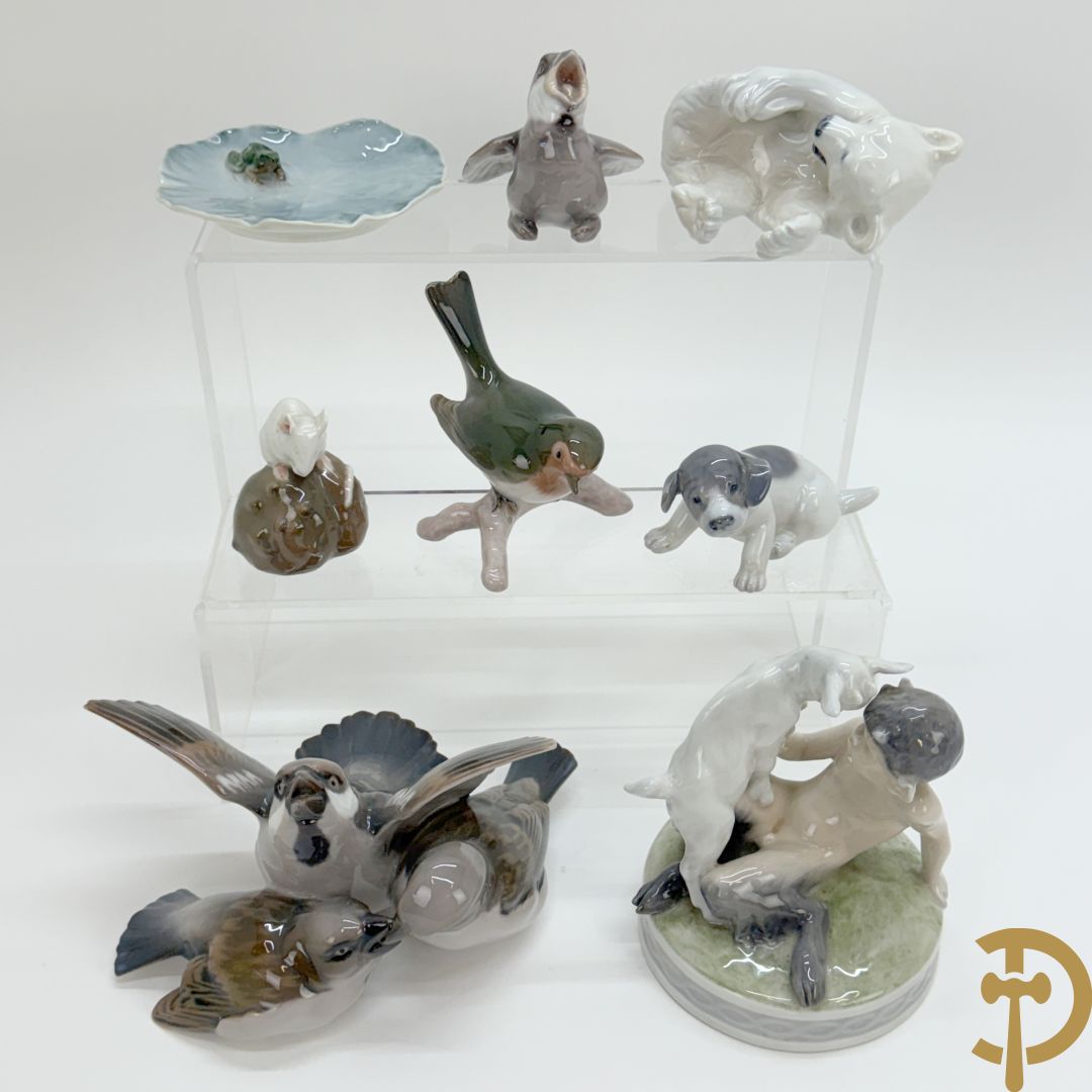 Reeks biscuitbeelden in Royal Copenhagen o.a. saterfiguur met bok, vogeltjes, hond, muis, ijsbeer, schaaltje