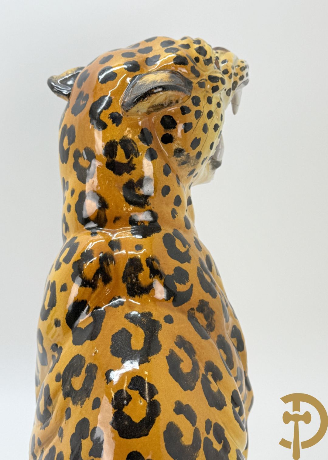 Vintage luipaard in meerkleurig geglazuurde faience met opengesperde bek