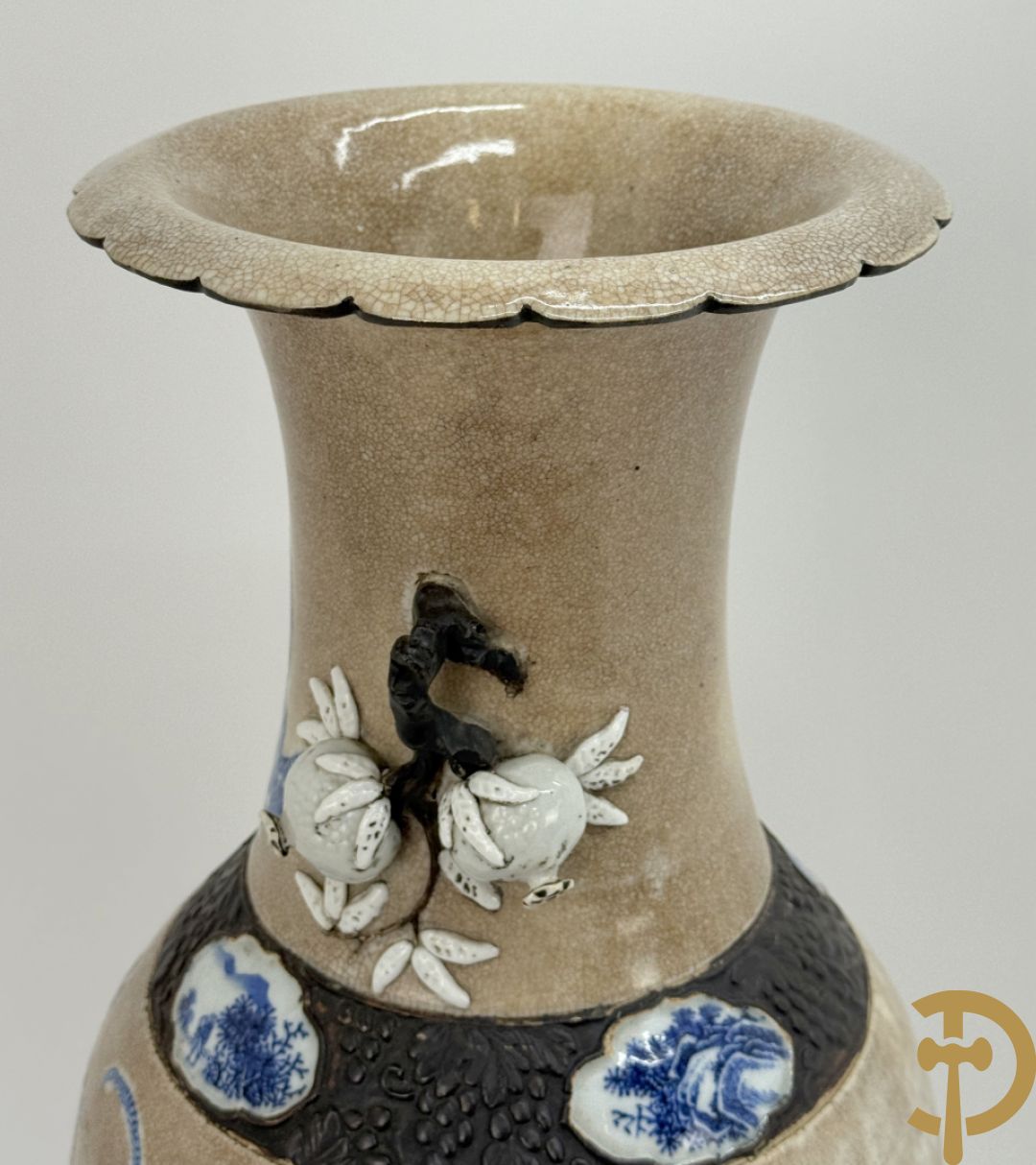 Antieke Chinese Nankin vaas met decor van wijsgeren, onderaan bezet met hert en bovenaan met pioenrozen