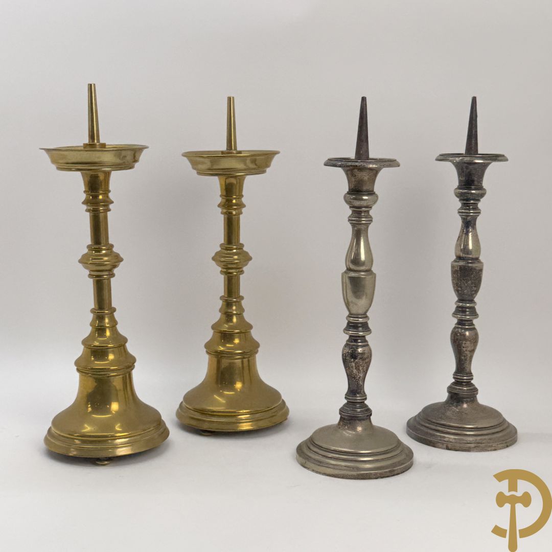 Paar antieke koperen kandelaars + paar metalen  zilverkleurige ballusterkandelaars