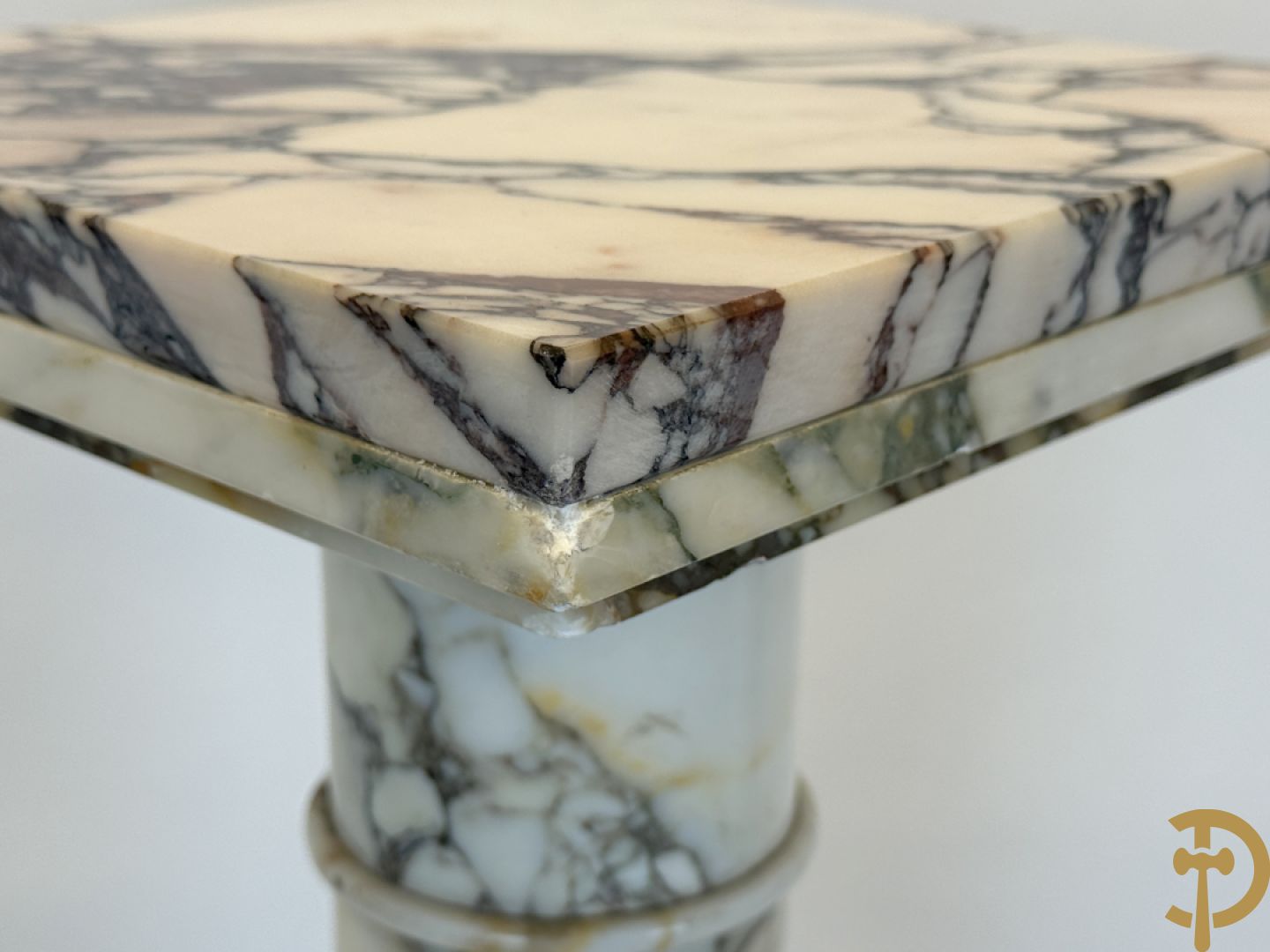 Wit marmeren geaderde kolom met draaiplateau