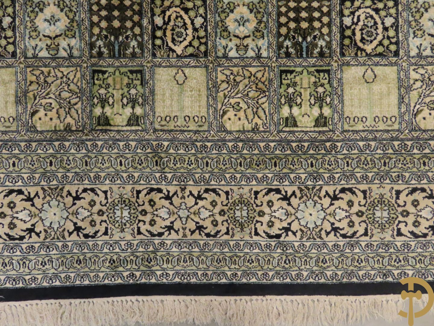 Oosters handgeknoopt tapijt zijde op katoen met patronen