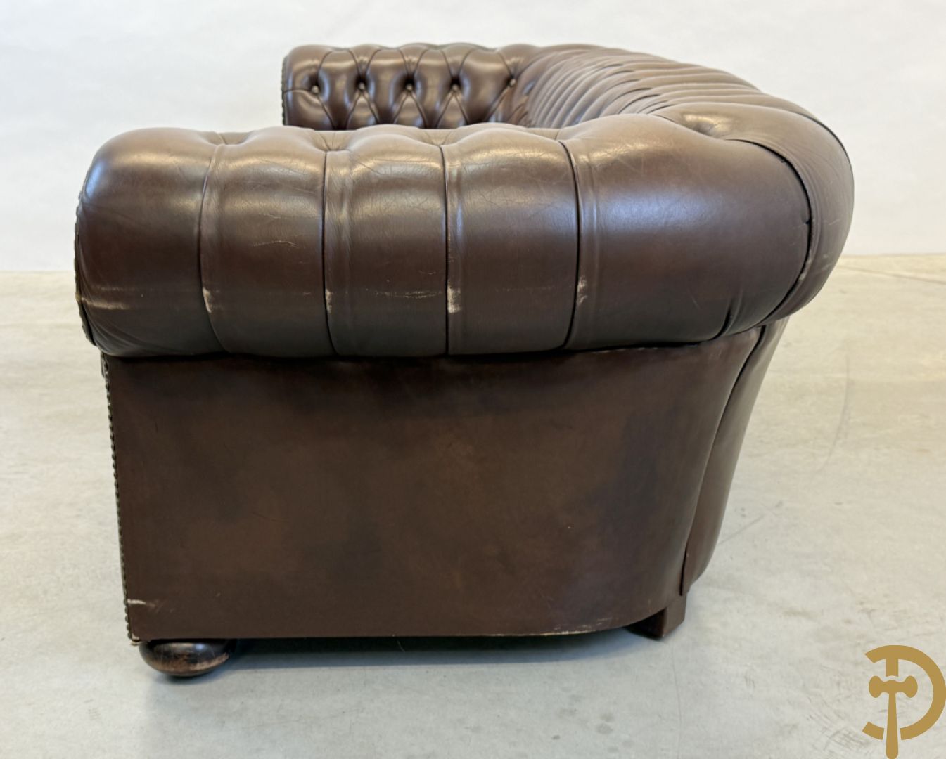 Bruin lederen driezit en club chesterfield