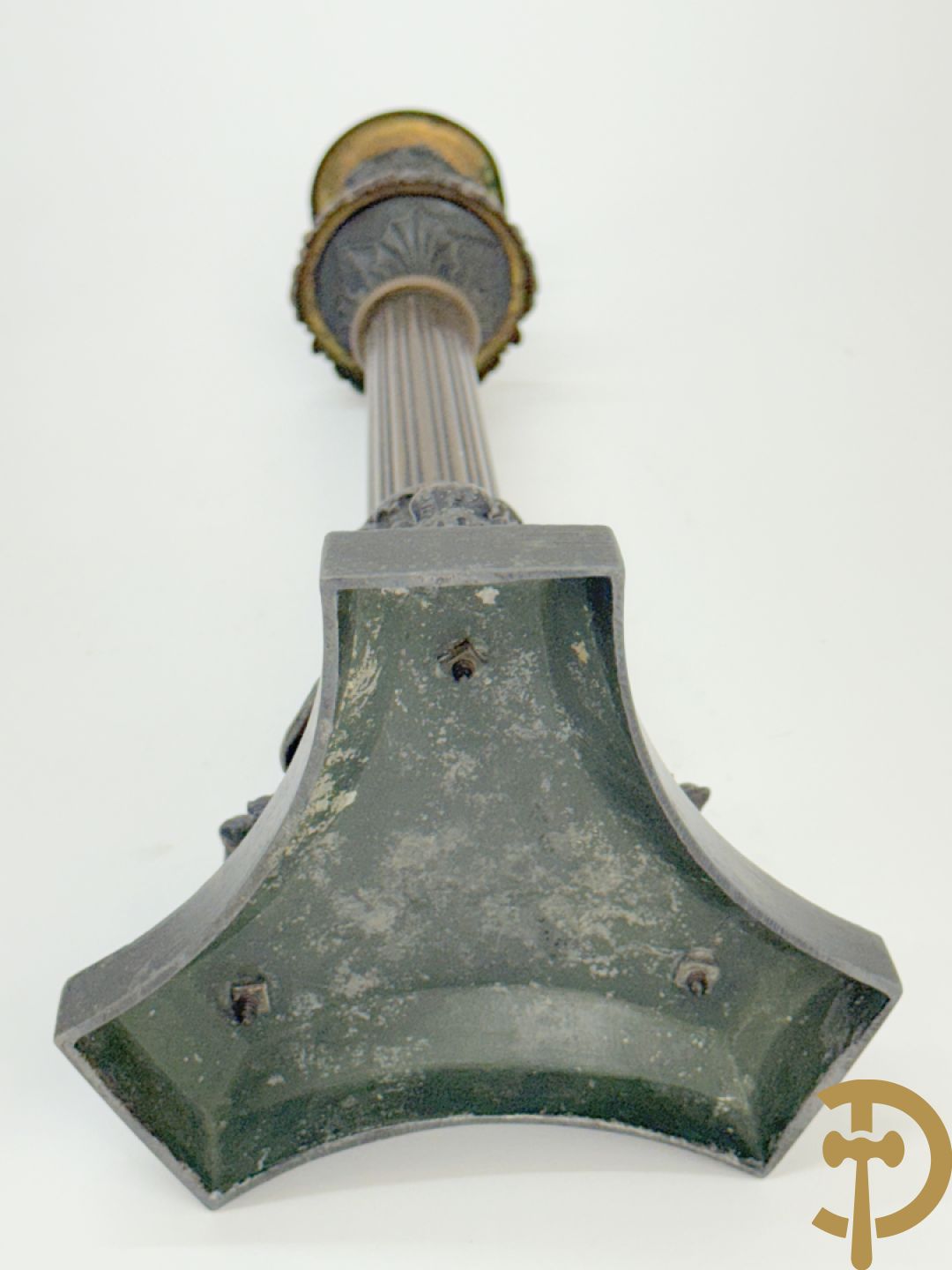 Paar gepatineerde kunstbronzen kandelaars op klauwepoten, 19e