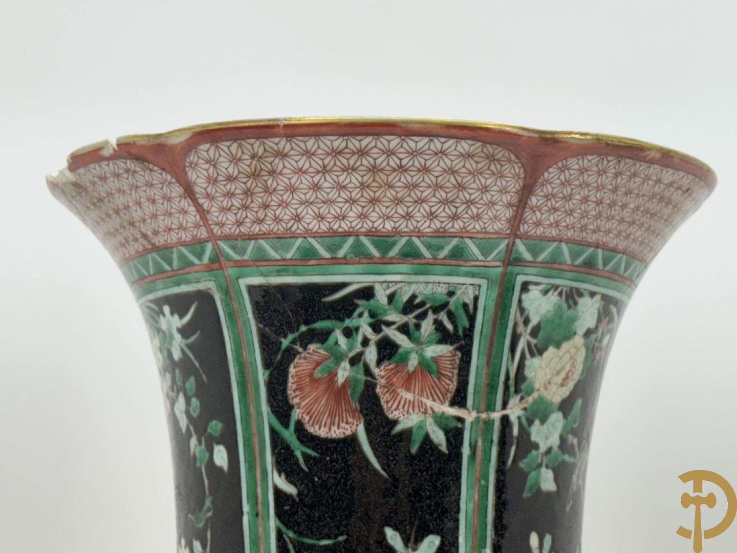 Antieke Chinese Gu vaas met geschenkendecor op zwarte fond