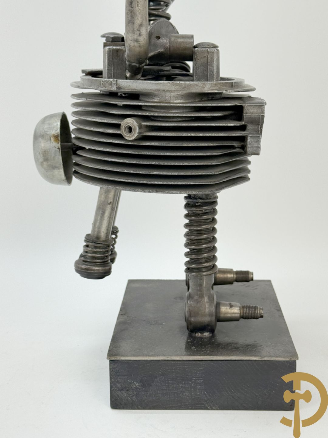 GIELS getekend - Kunstzinnige figuur in ijzerassemblage van motoronderdelen