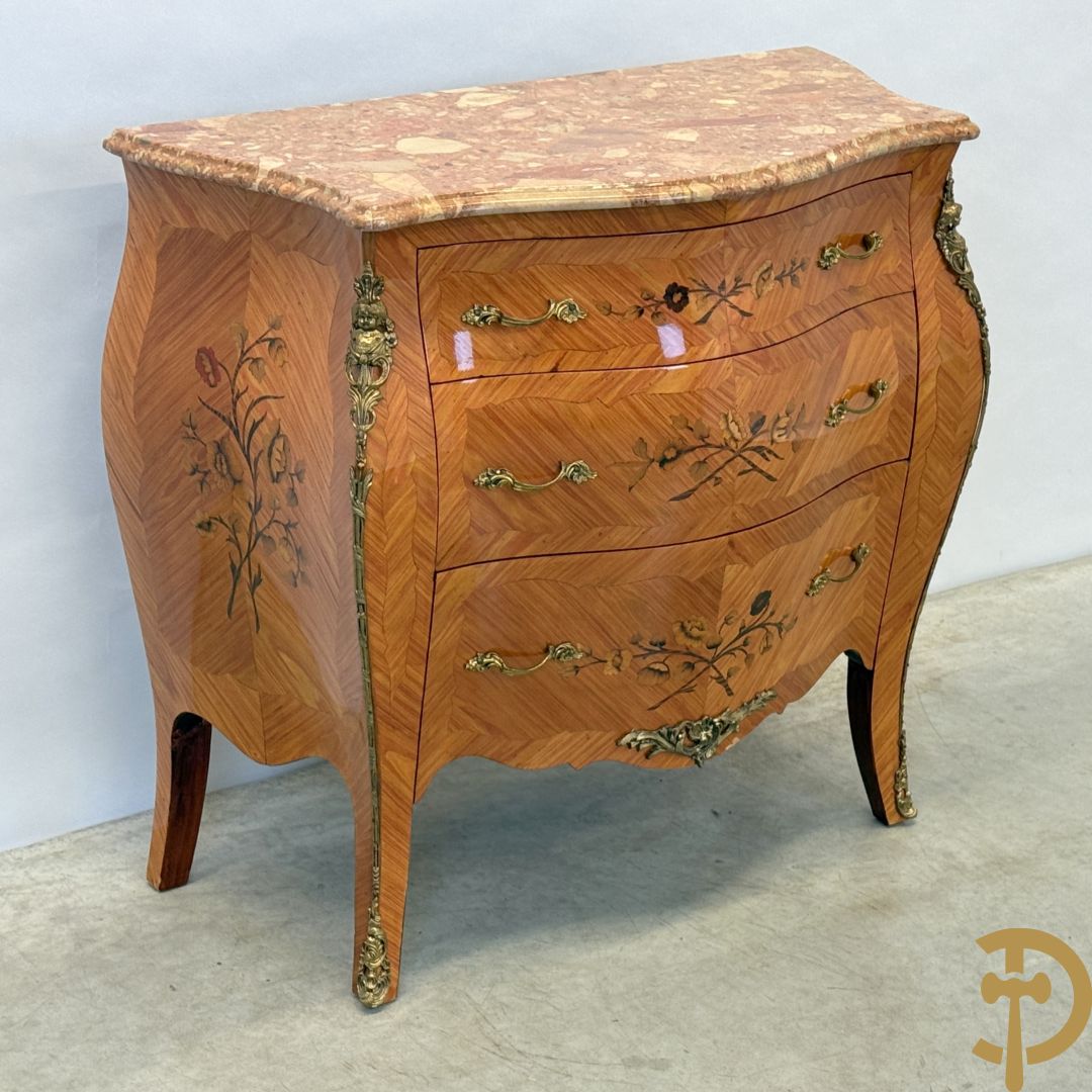 Notelaren gegalbeerde drieladencommode met bloemenmarketterie en marmeren blad