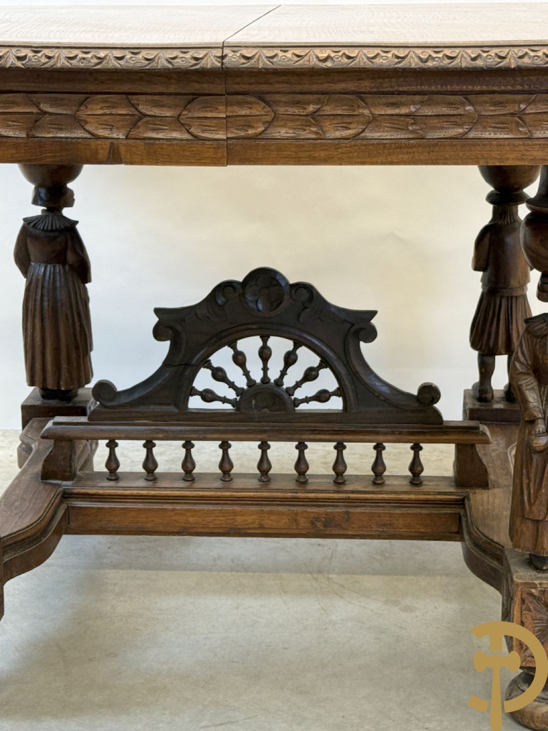 Massief eiken Bretoense eetkamer bestaande uit buffet met 3 deuren boven, 2 deuren onder, lades midden en gesculpteerde geanimeerde scènes + desserte + uittrekbare tafel + 6 stoelen + extra allonge