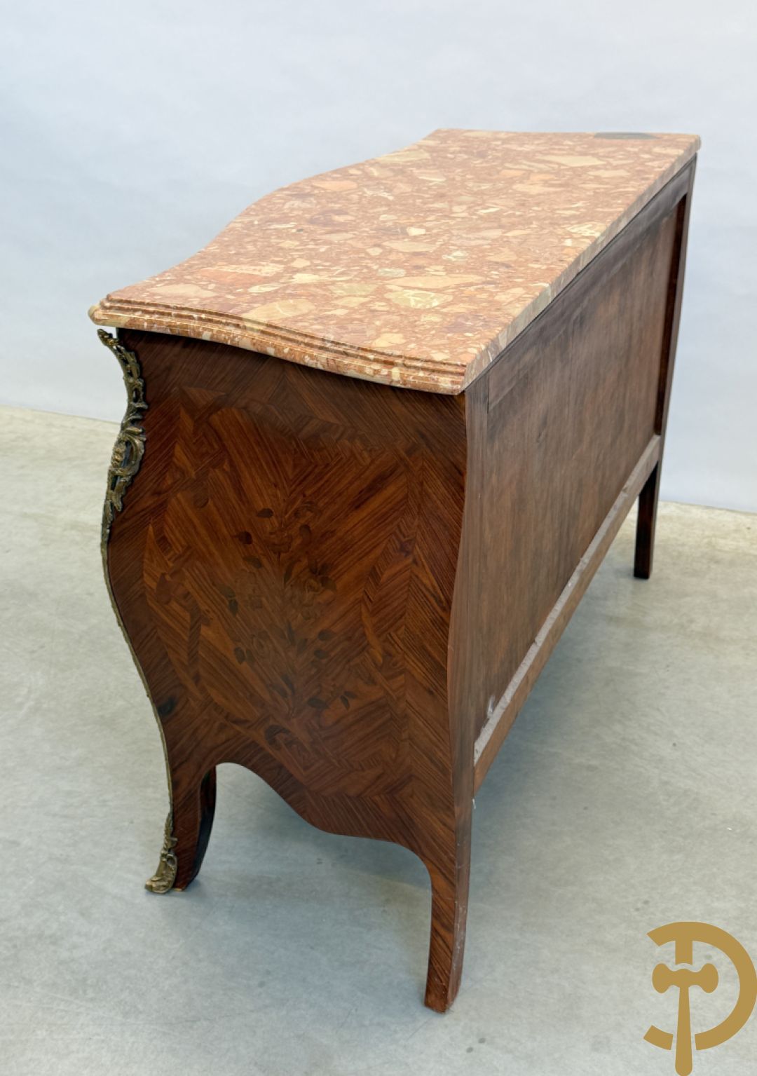 Notelaren gegalbeerde drieladencommode met bloemenmarquetterie en bezet met bronzen ornamenten, bovenaan met marmeren blad