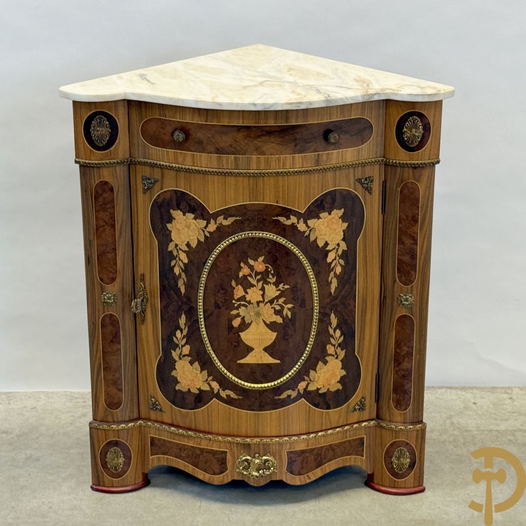 Notelaren hoekkast met lade, bloemenmarketterie en bronsbeslag - bovenaan met wit marmeren blad