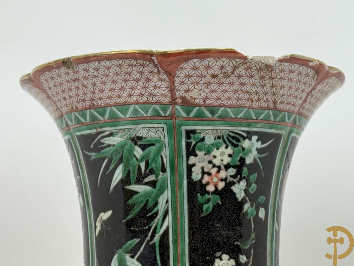 Antieke Chinese Gu vaas met geschenkendecor op zwarte fond