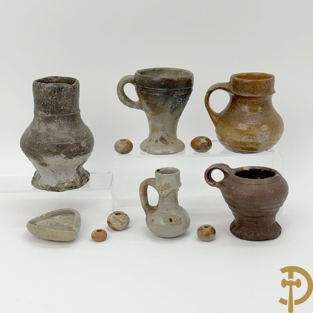 Vijf aardewerken Raeren kruiken + schaaltje