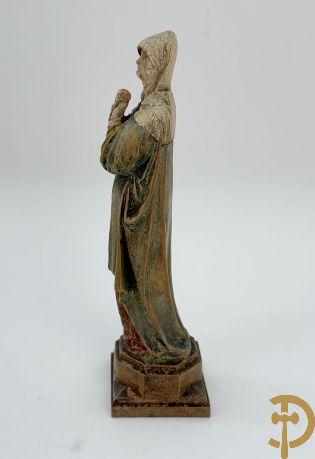 Twee Engelse meerkleurige keramieken sierstukken met personages + vier koppels Engelse biscuits + waterdrager in Royal Dux + 2 houtsculpturen