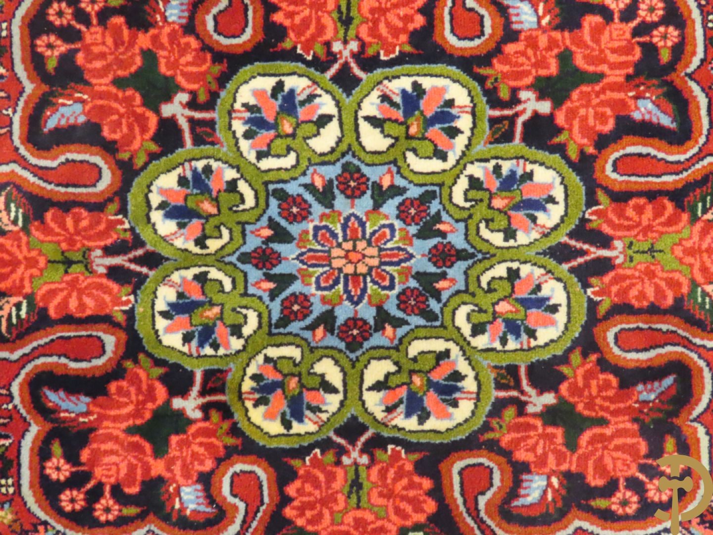 Oosters handgeknoopt tapijt met bloemenpatronen op rode fond